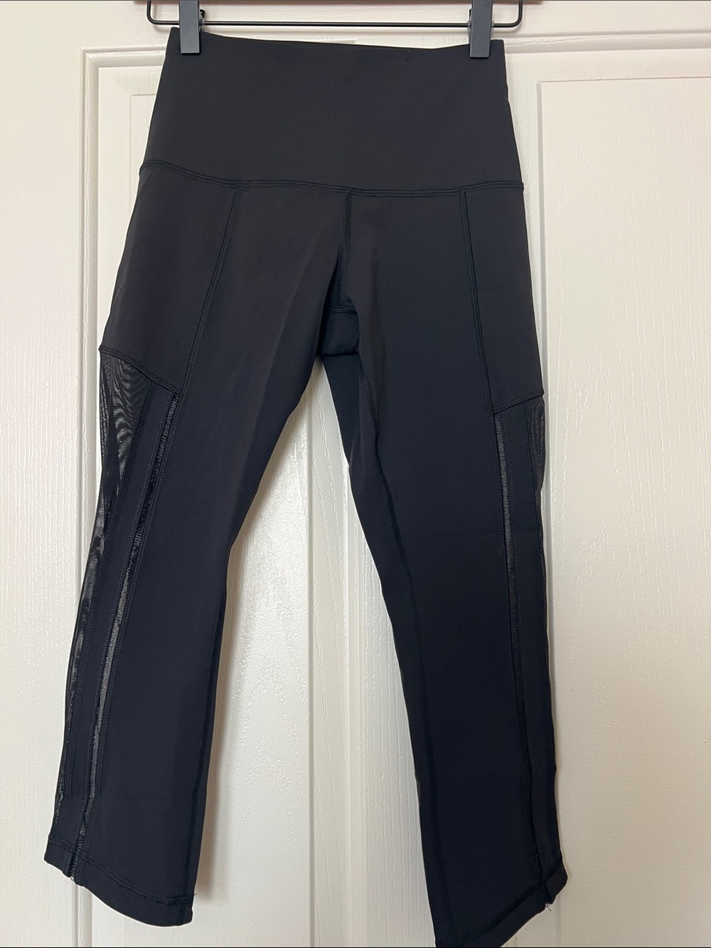 Black High-Waist Mesh Pocket Capri Leggings